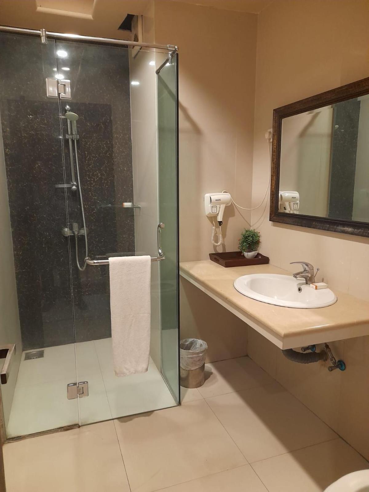 Grand Regent Hotel And Suites ไฟซาลาบัด ภายนอก รูปภาพ